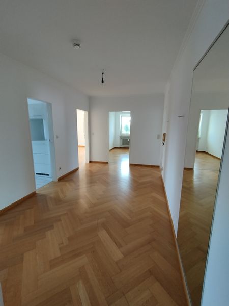 Große 3 Zimmer Whg. mit Eck-Balkon, EBK zur Ablöse